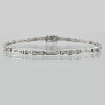 ARMBAND, 18K vitguld med briljant och baguettslipade diamanter ca 1.03 ct. Vikt 7,1 gram.