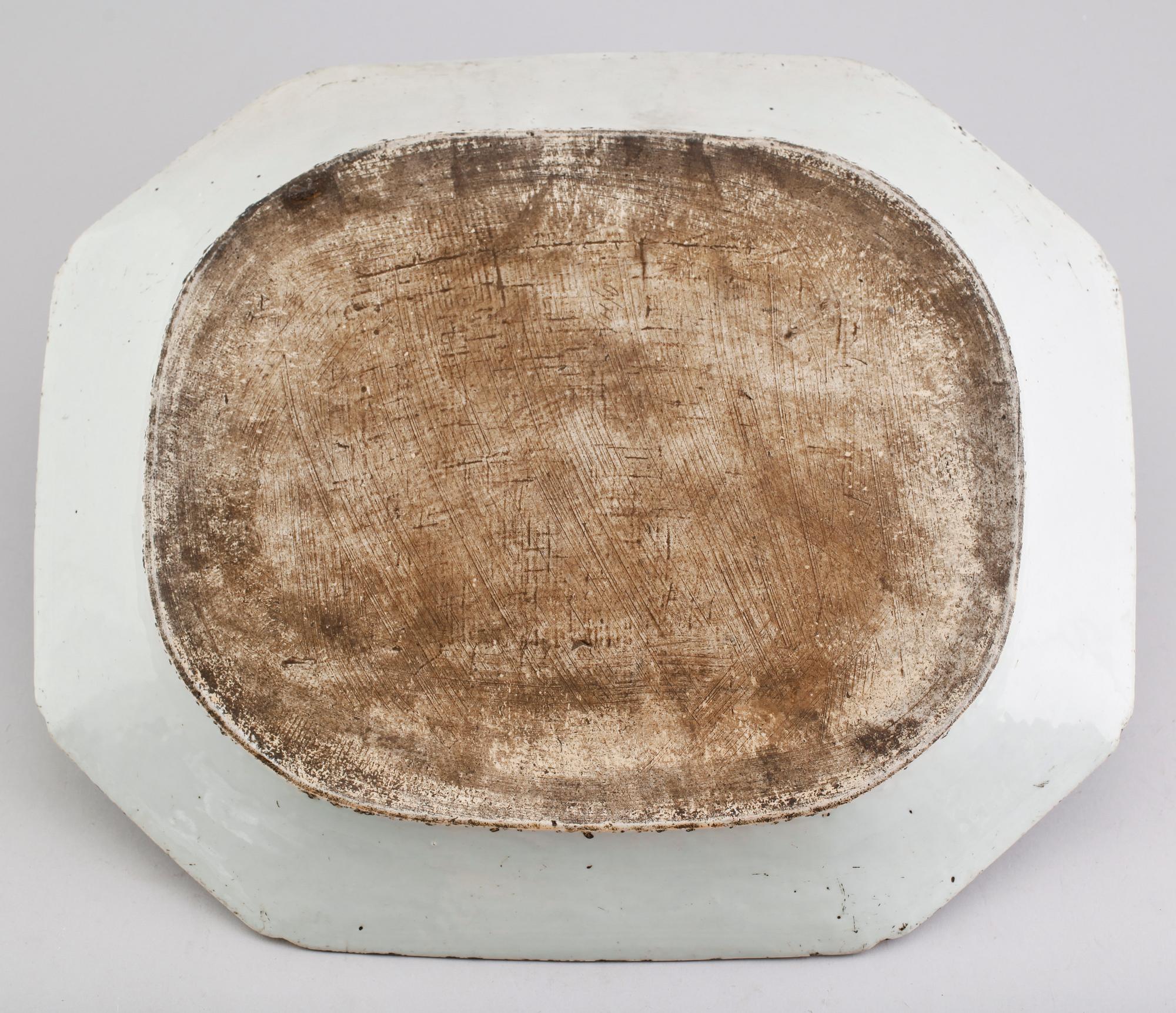STEKFAT, porslin, Kina, Qianlong 1736-1795.