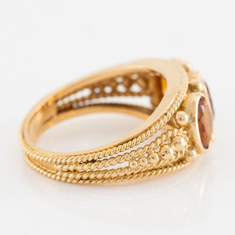 Ring 18K gold with three citrines.