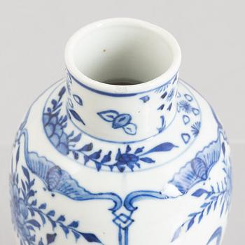 A blue and white porcelain vase, China, Qing dynasty, 19th century.