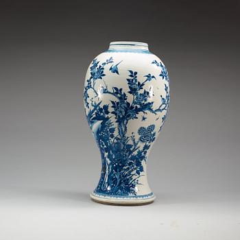 A large blue and white vase, Qing dynasty, Kangxi (1662-1722).