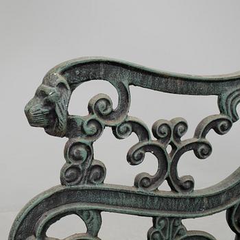 SOFFGAVLAR, ett par, samt BORDSBEN, gjutjärn, 1900-tal.