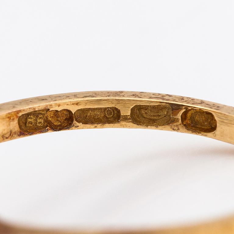 An 18K gold ring with a pearl and sapphires. Finland 1967.