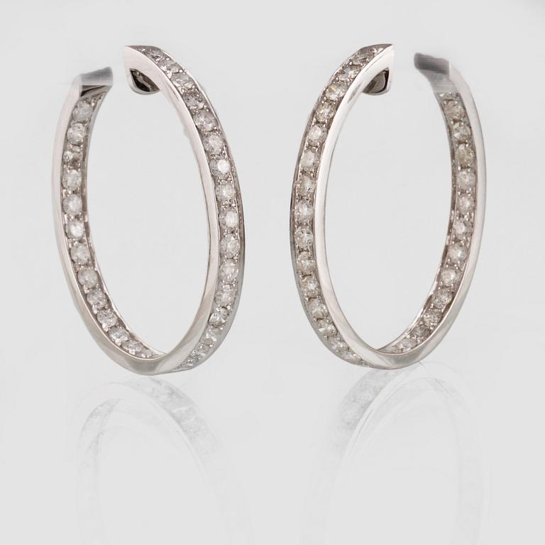 ÖRHÄNGEN, 18K vitguld med briljantslipade diamanter ca 3.41 ct. Vikt 8,8 gram.