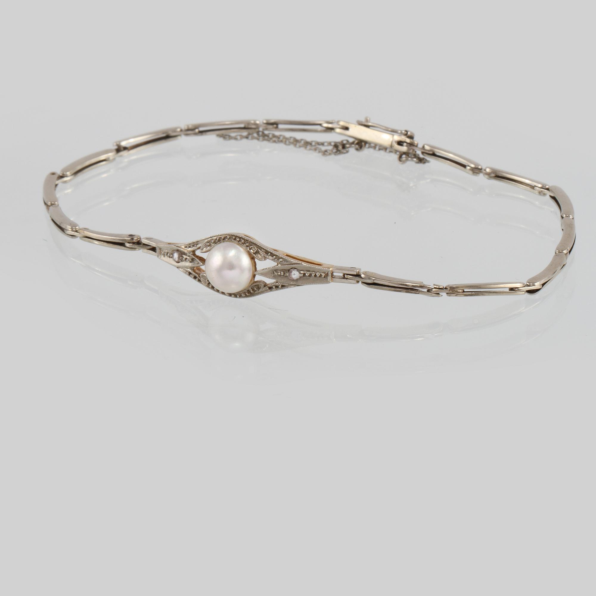 ARMBAND, 18K guld med 2 små diamanter samt odlad pärla, importstämplat. Vikt 4,5 gram.