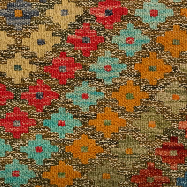 A CARPET, kilim, ca 306 x 207 cm.