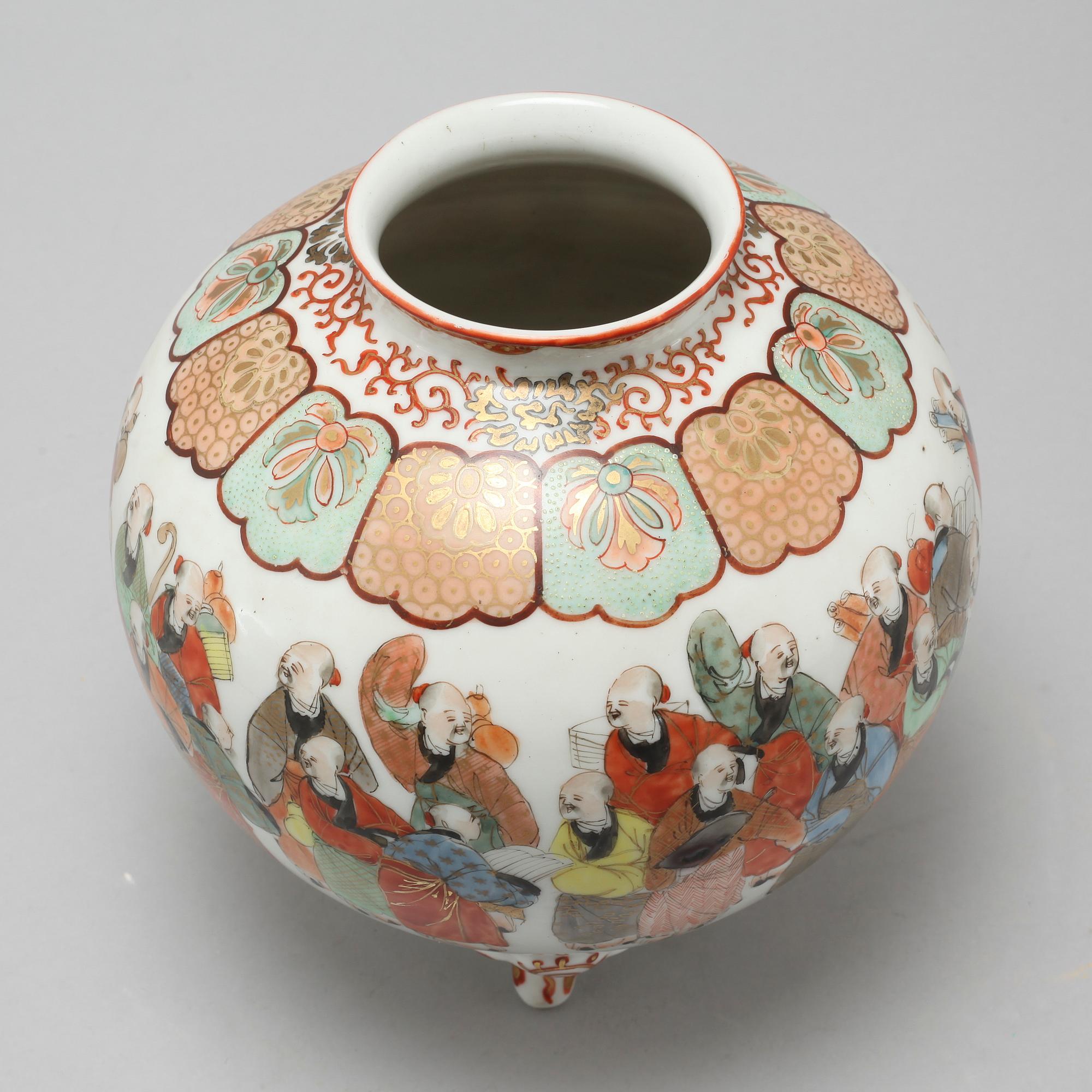 A Japanese vase, Meiji, (1868-1912).
