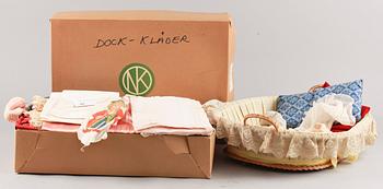 DOCKOR, 2 st. Kämmer & Reinhardt mm. Kläder medföljer. Culluloid mm. Sekelskiftet 1800/1900.