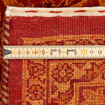 A carpet from Northern India / Pakistan, c, 290 x 200 cm.