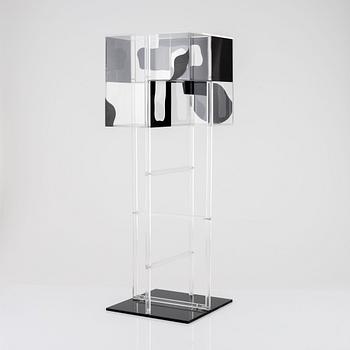 Gösta Wallmark, skulptur, plexiboxar och pinnar. Klarglas och svart.