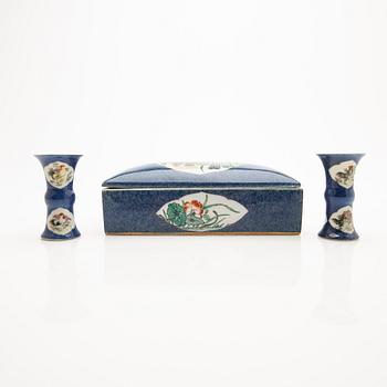 A lot comprising 3 pieces of porcelain, China, Qing dynasty, late 19th/20th century.