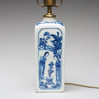 A blue and white vase, Qing dynasty, Kangxi (1662-1722).