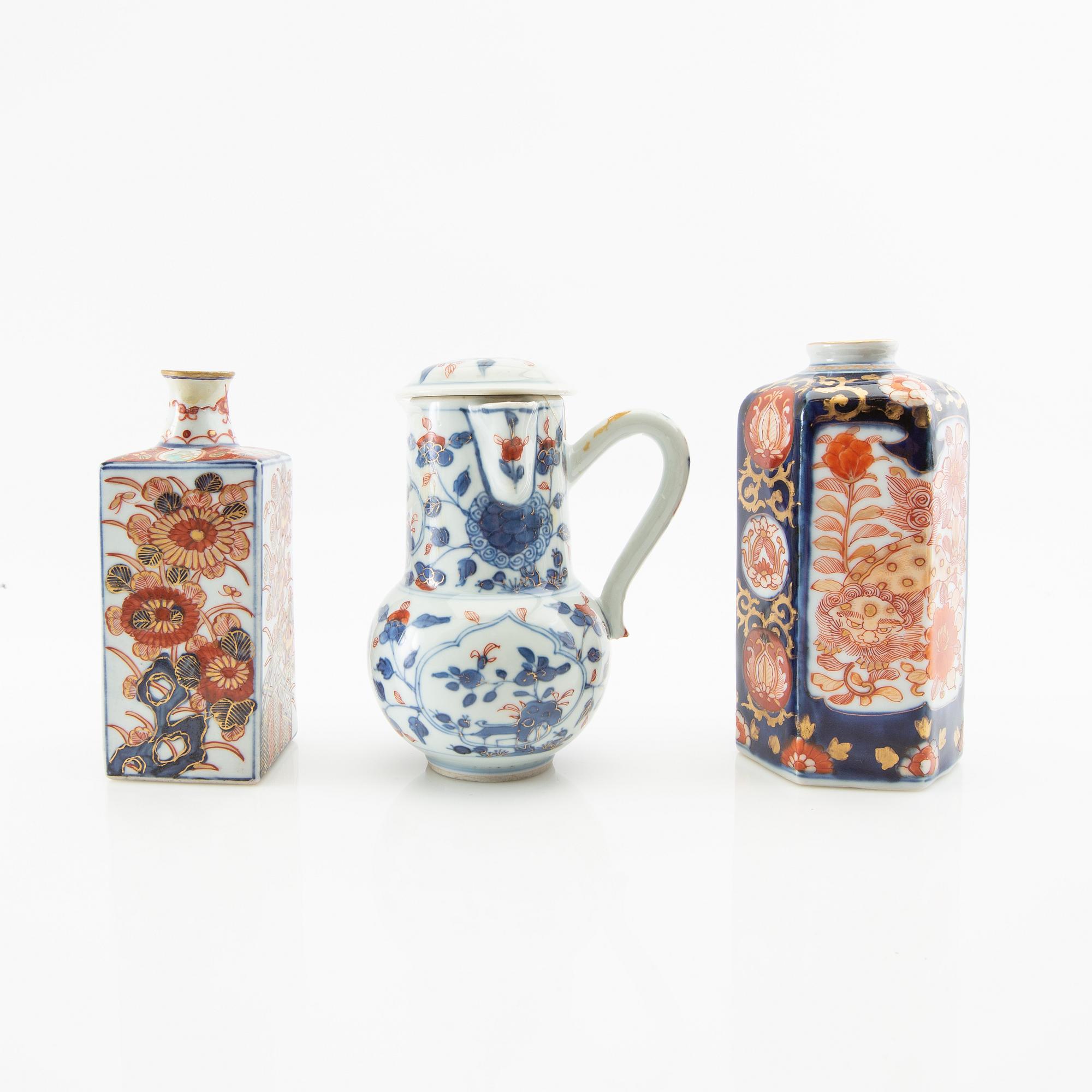 Flaska, Sake-flaska (Tokkuri) samt tillbringare Japan omkring 1900 porslin.