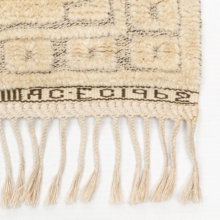 Märta Måås-Fjetterström, matta, "Vita spetsporten", reliefflossa, ca 270 x 164 cm, signerad AB MMF A.C.E. C 1962.