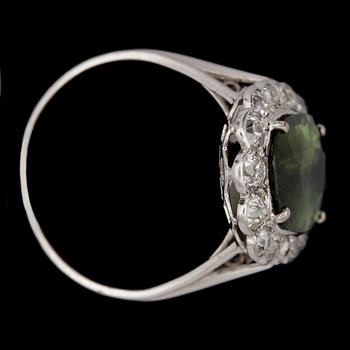 RING, fasettslipad grön safir med antikslipade diamanter, tot. ca 1.20 ct.