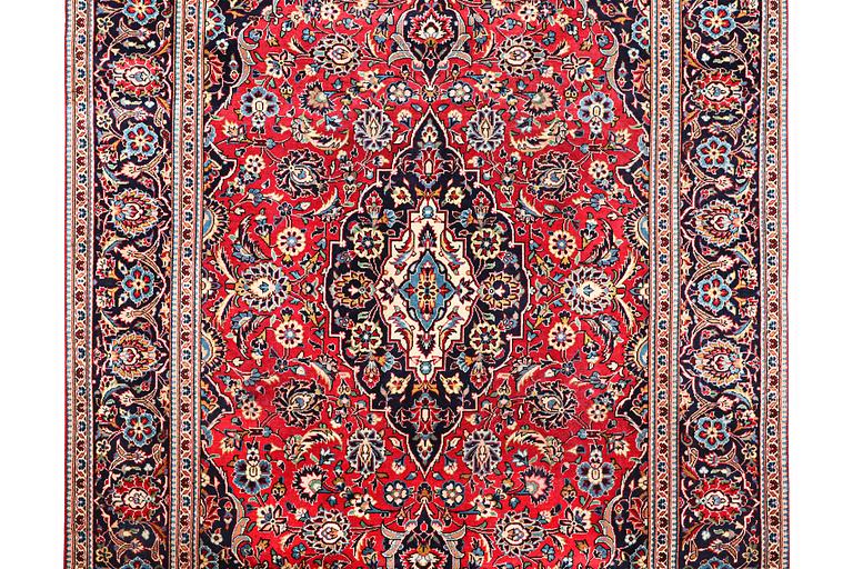 A carpet, Kashan, c. 300 x 195 cm.