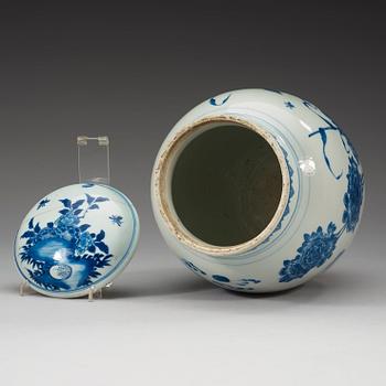 A blue and white Transitional jar with cover, 17th Century.