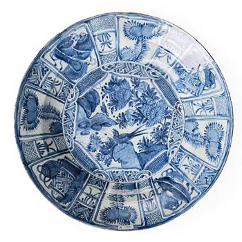 952. A large blue and white kraak charger, Ming dynasty, Wanli (1572-1620).