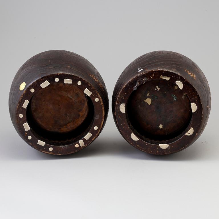 HIBICHI KRUKOR, ett par, trä med kopparinsats. Japan, Meiji (1868-1912).