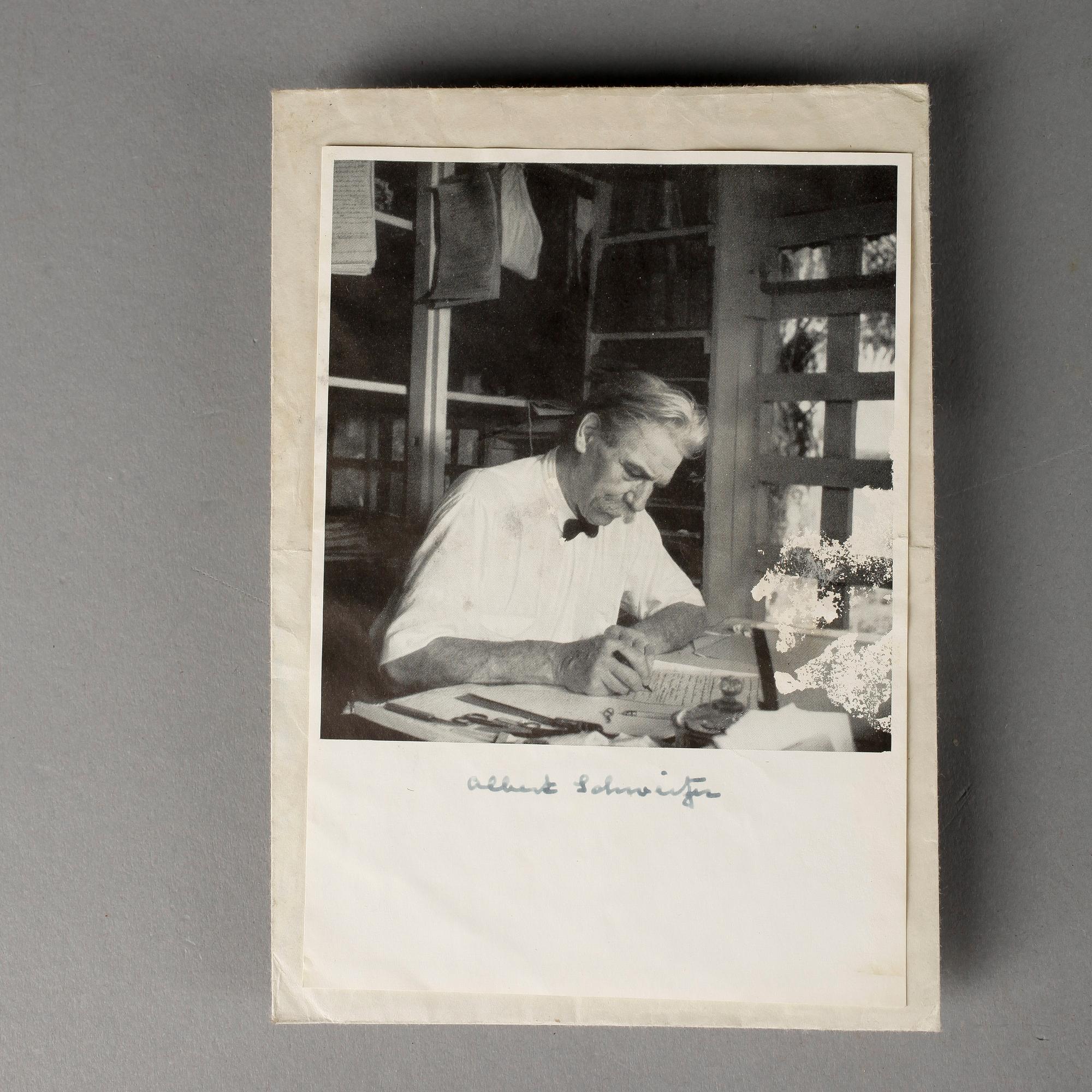 ALBERT SCHWEITZER (1875-1965), signerat foto.