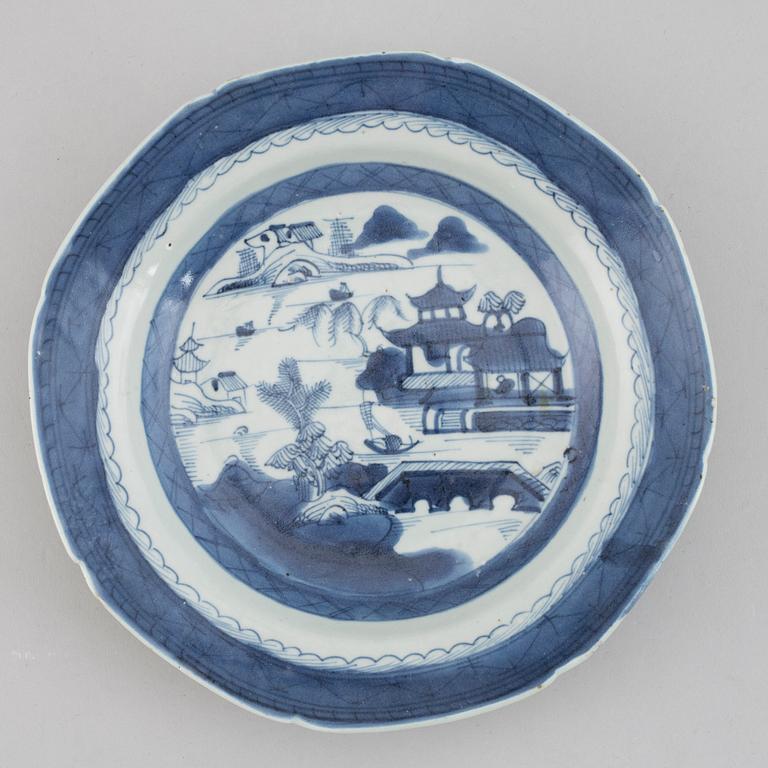 TALLRIKAR, 16 st, kompaniporslin. Qingdynastin, 1700-tal.