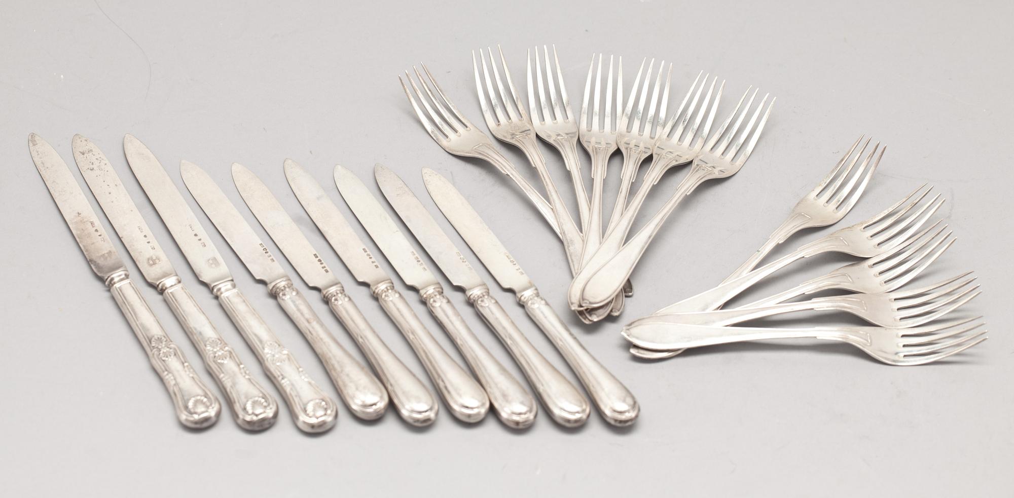 KNIVAR, 9 st och GAFFLAR, 12 st, silver, 1800-tal/1900-talets första hälft. Total vikt ca 540 g.