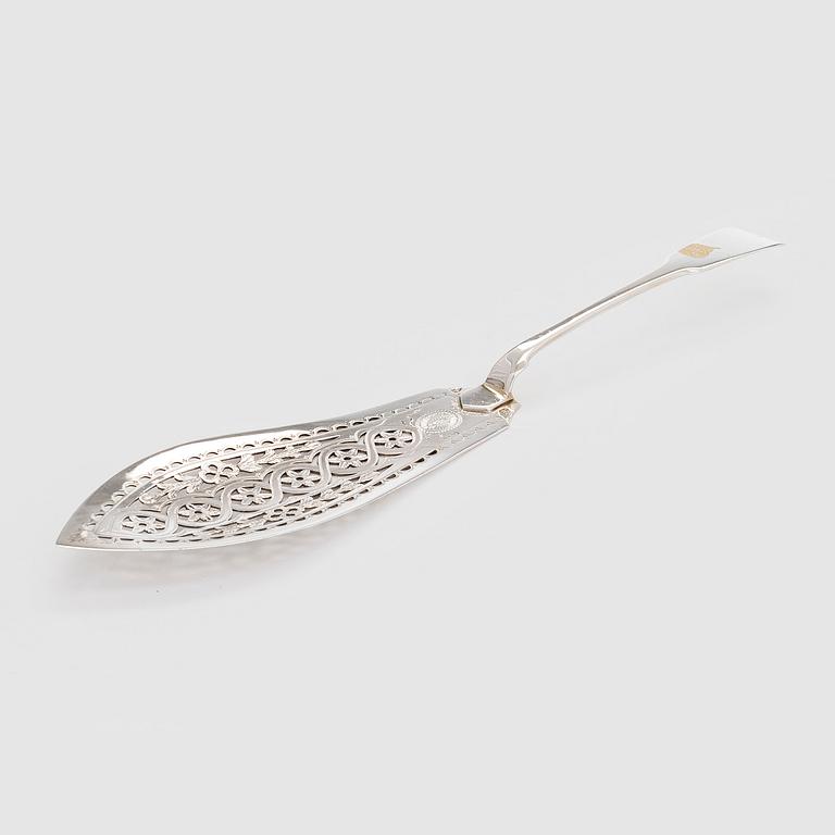 A sterling silver fish slice, Thomas Dicks, London England 1817.