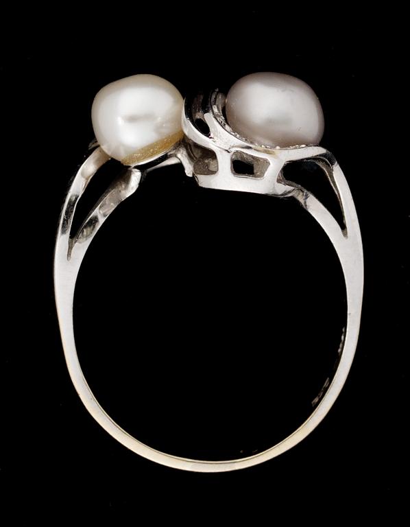 RING, 2 orientaliska pärlor med briljantslipade diamanter.