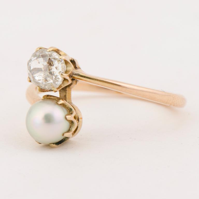 A RING, cultured pearl, old cut diamond, 14K gold.