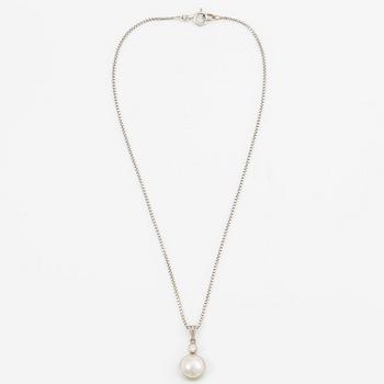 Pendant with chain in 18K gold set with a cultured mabé pearl and a round brilliant-cut diamond.