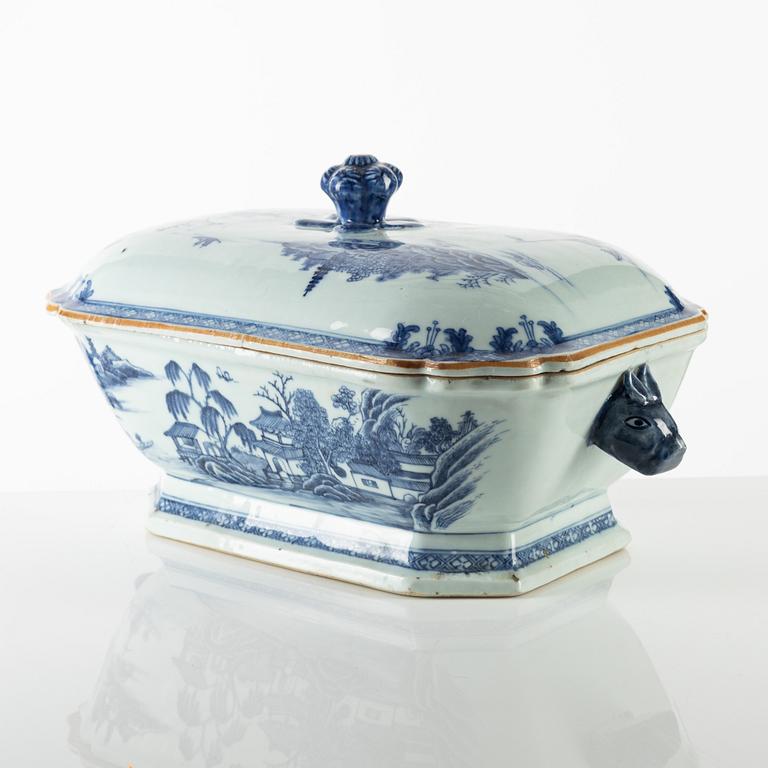 A Chinese export blue and white tureen with cover, Qing dynasty, Qianlong (1736-95).