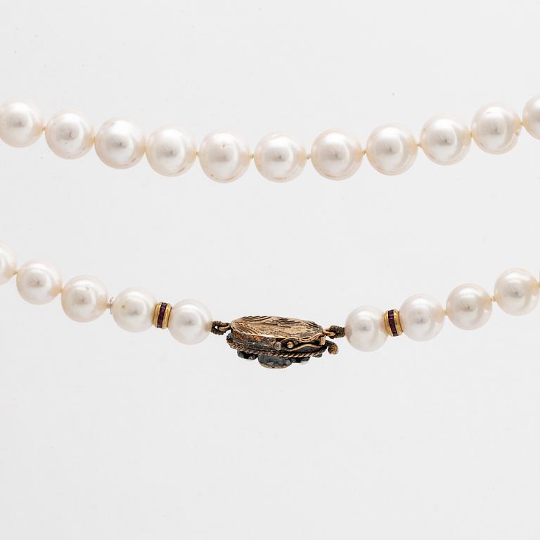 Pearl necklace cultured freshwater pearls, clasp 18>k gold, silver w red-brown stone amd rose-cuts.