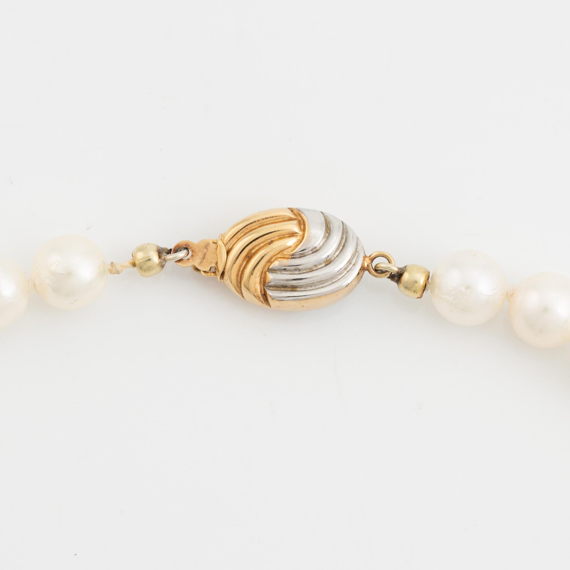 Cultured pearl necklace, clasp 18K gold.