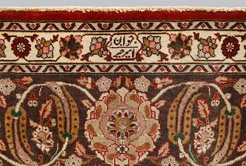 A Tabriz carpet signed Amirkhiz, ca 485 x 343 cm.