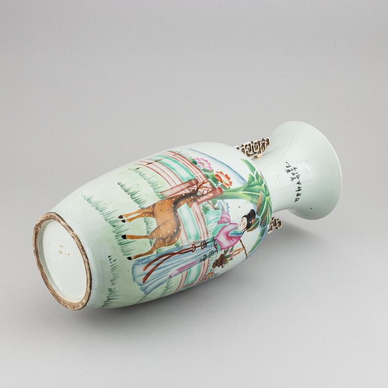 Golvvas, porslin. Kina, 1900-tal.