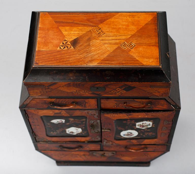 SMYCKESKÅP, Kina, 1800-/1900-tal.