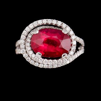 RING, 18 k vitguld, rubin ca 4.91 ct och briljantslipade diamanter tot ca 0.84 ct.