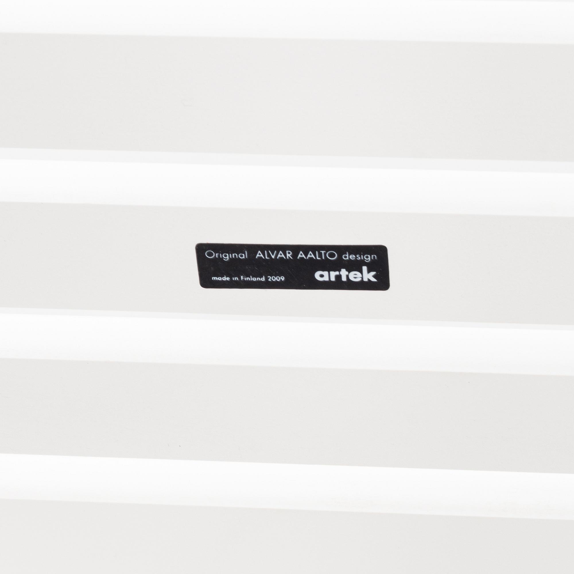 Alvar Aalto, bänk, modell 153 B,  Artek, daterad 2009.