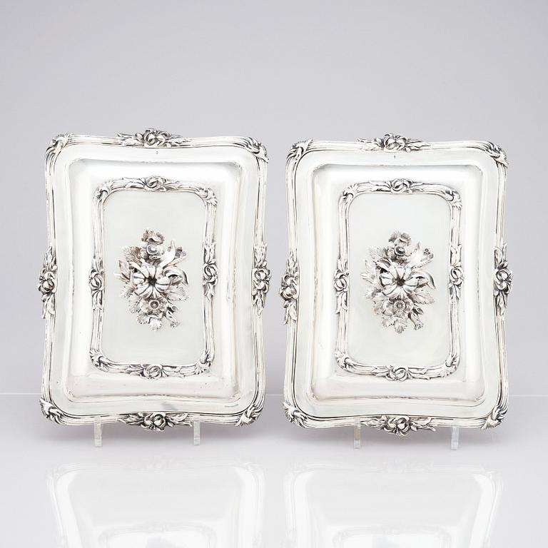 A pair of English 19th century silver dishes and cover, mark of William Ker Reid, London 1848.