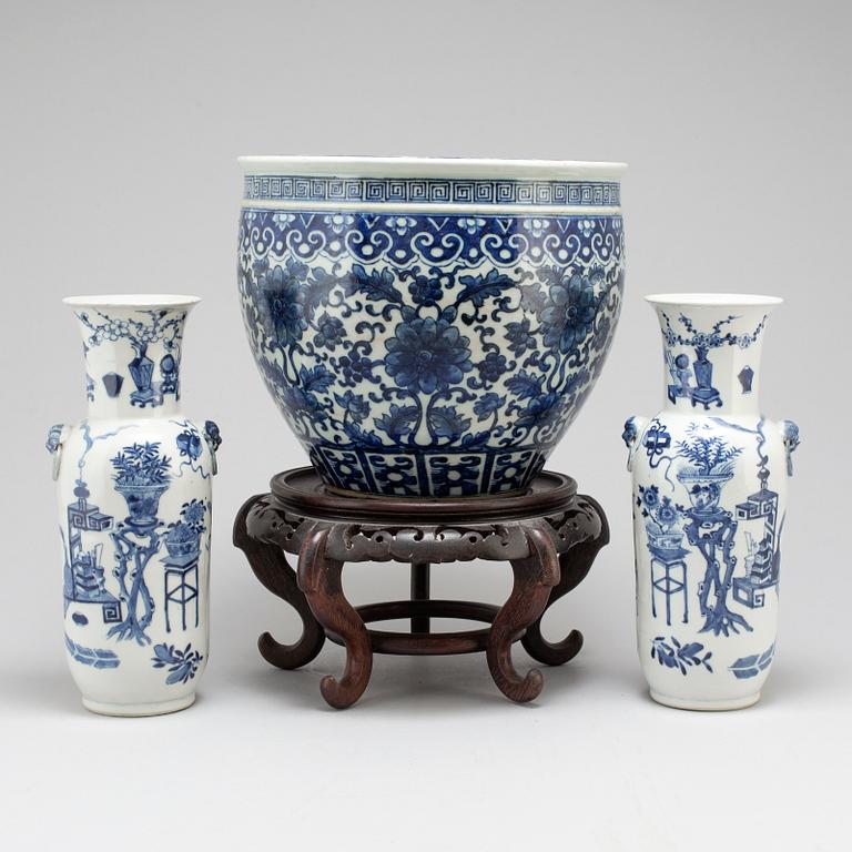 A pair of blue and white vases and pot, Qing dynasty, late 19th century.