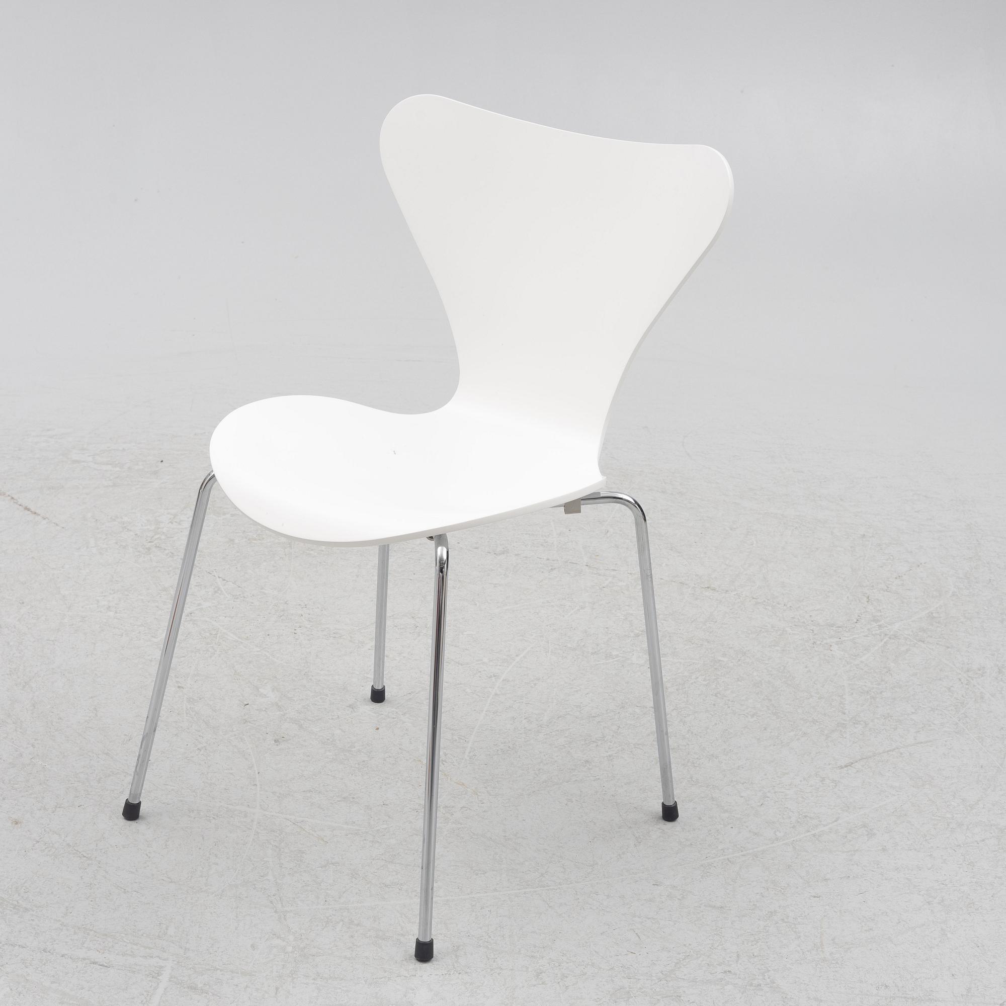 Arne Jacobsen, six chairs, "The Seven", Fritz Hansen, 2018.