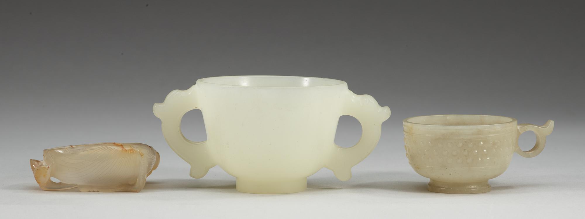 VINOFFERBÄGARE, två stycken, nefrit samt PENSELBAD, agat. Qing dynastin.