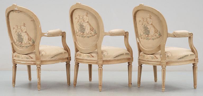 KARMSTOLAR, tre stycken. Gustavianska stockholmsarbeten, 1700-talets slut.