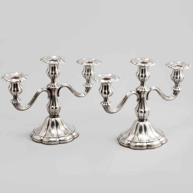 KANDELABRAR, ett par, silver, rokokostil, svenska importstämplar, 1900-talets mitt, total vikt 1164 gram.