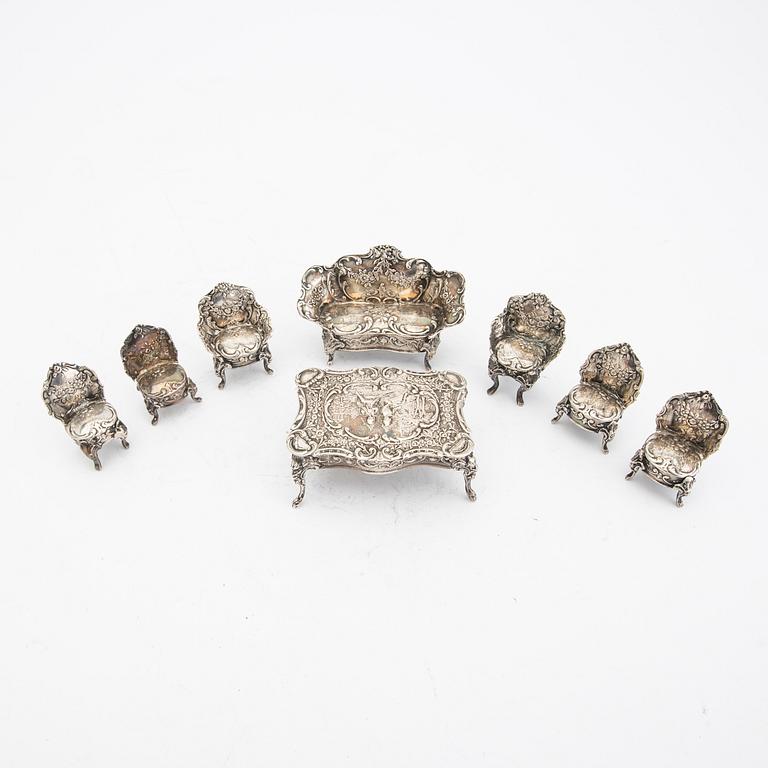 An early 20th century set of eight miniature furnitures in silver, weight 158 grams.