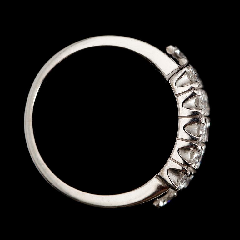 RING, 18 k vitguld, 17 briljantslipade diamanter tot ca 2.55 ct.