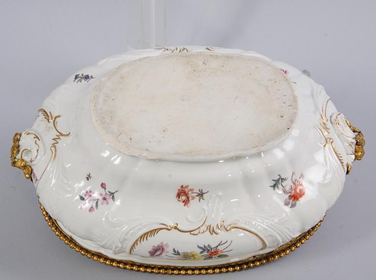 TERRINUNDERDEL. Porslin. Meissen. 1700-tal.