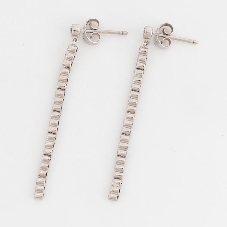 Briliant-cut diamond line earrings.