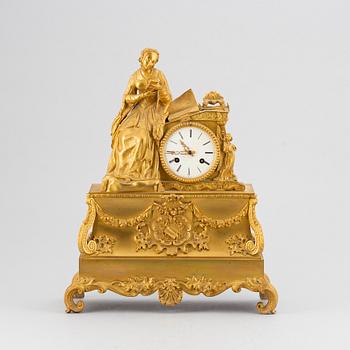 A empire-style mantelclock from the second half of the 19th century.