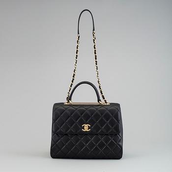 A bag by Chanel, "Grand sac à rabat avec poignée" 2017.